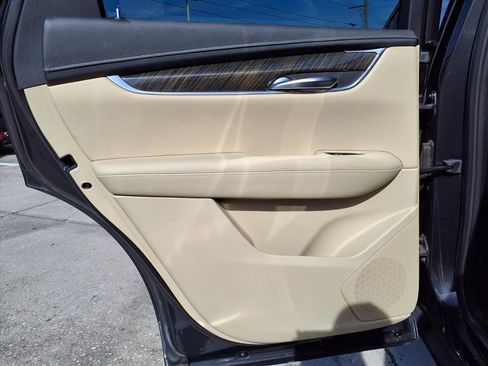 Used 2019 Cadillac XT5 FWD image 17