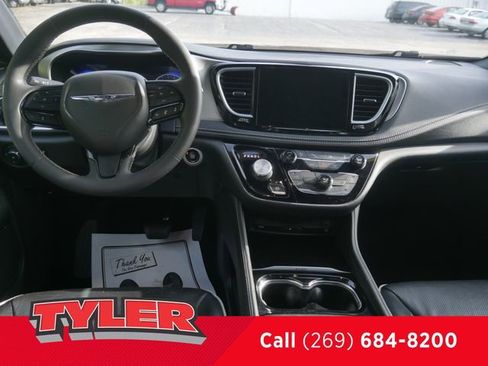 Used 2023 Chrysler Pacifica Limited w/ Uconnect Theater Family Group FWD image 45