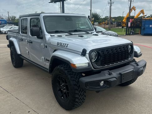 Used 2024 Jeep Gladiator Sport AWD/4WD image 4