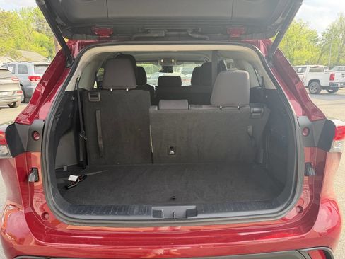 Used 2021 Toyota Highlander LE image 14