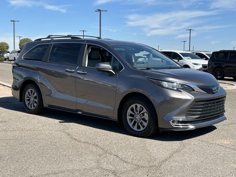 Used 2023 Toyota Sienna XLE w/ XLE Plus Package image 7