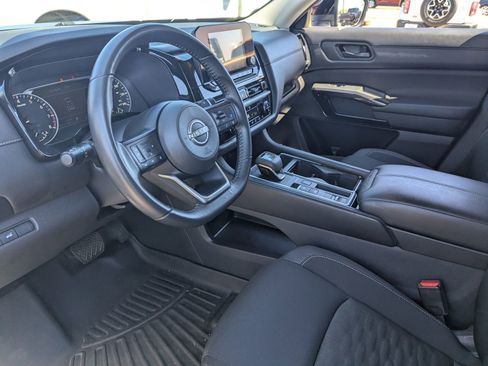 Used 2024 Nissan Pathfinder SV w/ SV Premium Package image 17