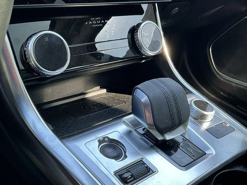 Used 2022 Jaguar XF SE image 6