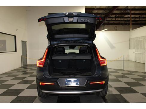 Used 2022 Volvo XC40 T5 Momentum image 19