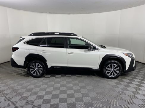 Used 2023 Subaru Outback Premium AWD/4WD image 6