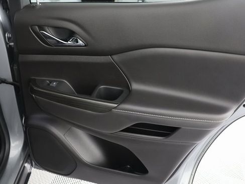 Used 2023 GMC Acadia SLT w/ Elevation Edition image 29