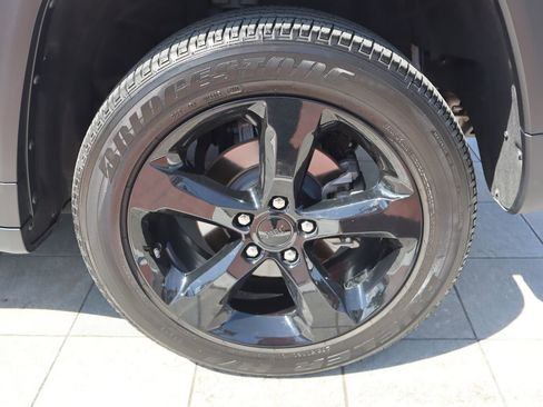 Used 2024 Jeep Grand Cherokee Altitude RWD image 10