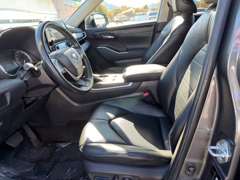 Used 2024 Toyota Highlander LE image 22