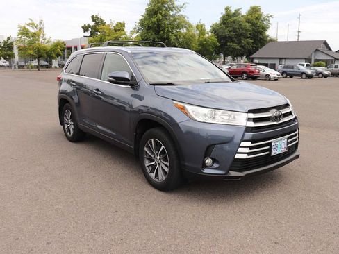 Used 2018 Toyota Highlander XLE AWD/4WD image 3