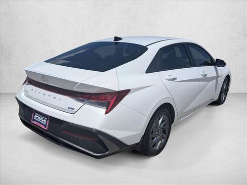 Used 2024 Hyundai Elantra Blue FWD image 5