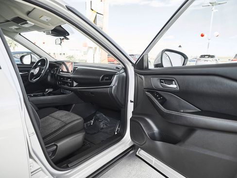 Used 2024 Nissan Rogue SV FWD image 10