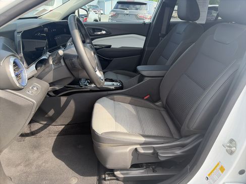 Used 2024 Chevrolet Trax LT w/ Driver Confidence Package FWD image 5