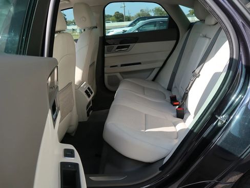 Used 2017 Jaguar XF Prestige image 21