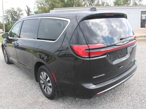 Used 2023 Chrysler Pacifica Touring-L image 5