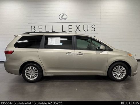 Used 2017 Toyota Sienna XLE w/ XLE Navigation Package FWD image 3