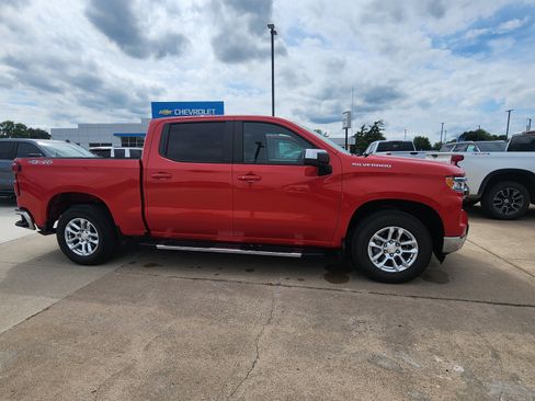 Used 2022 Chevrolet Silverado 1500 LT AWD/4WD image 4