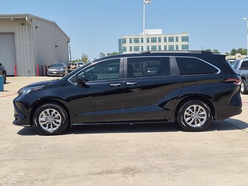 Certified 2026 Toyota Sienna XLE FWD image 3