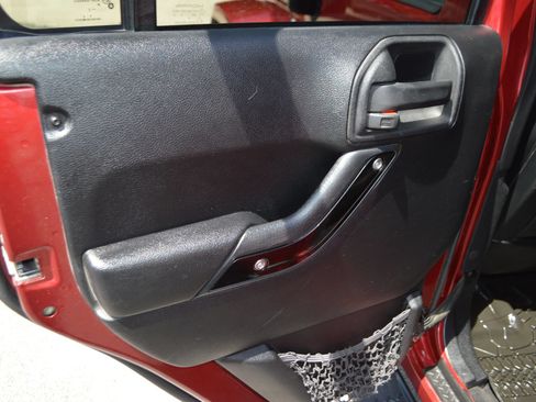 Used 2012 Jeep Wrangler Unlimited Sahara AWD/4WD image 18