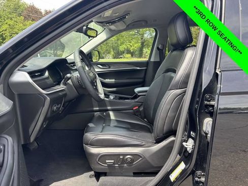 Used 2023 Jeep Grand Cherokee Limited w/ Black Appearance Package AWD/4WD image 3