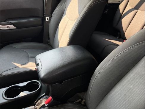 Used 2017 Jeep Wrangler Unlimited Sahara image 12