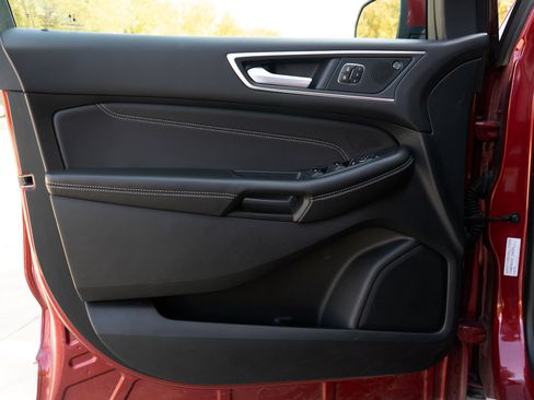 Used 2024 Ford Edge Titanium image 37