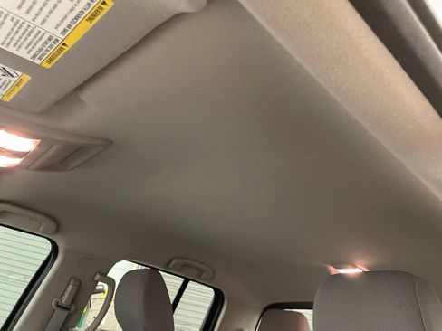 Used 2021 Nissan Frontier SV w/ Midnight Edition Floor Mats AWD/4WD image 17