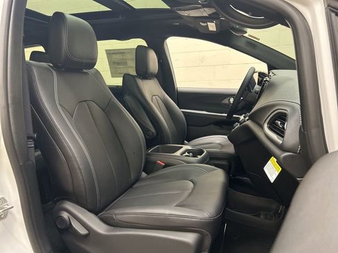 New 2026 Chrysler Pacifica Select FWD image 12