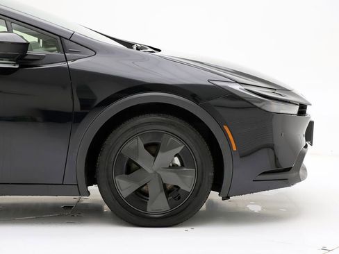 Used 2024 Toyota Prius LE image 3