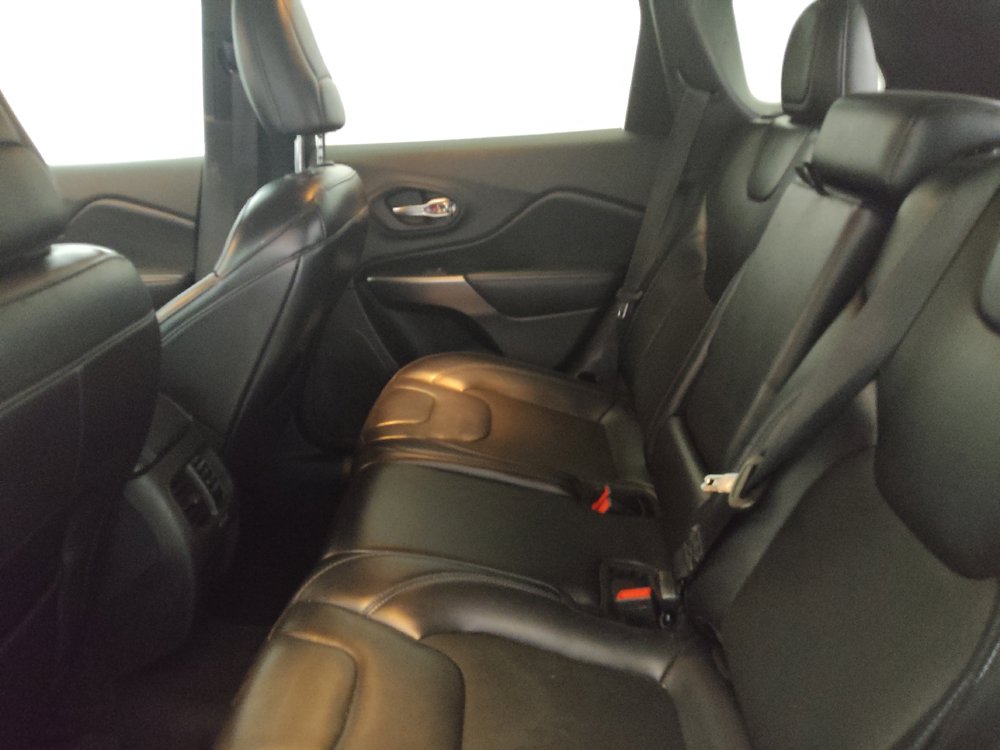 Used 2020 Jeep Cherokee Latitude Plus w/ Cold Weather Group FWD image 18