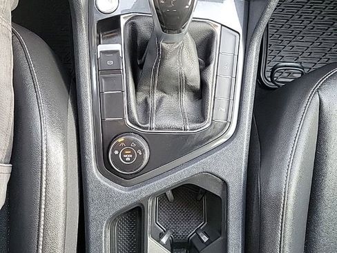 Certified 2022 Volkswagen Tiguan SE R-Line image 11