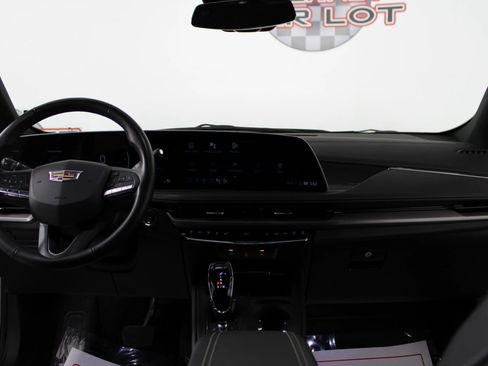 Used 2024 Cadillac XT4 Premium Luxury image 11