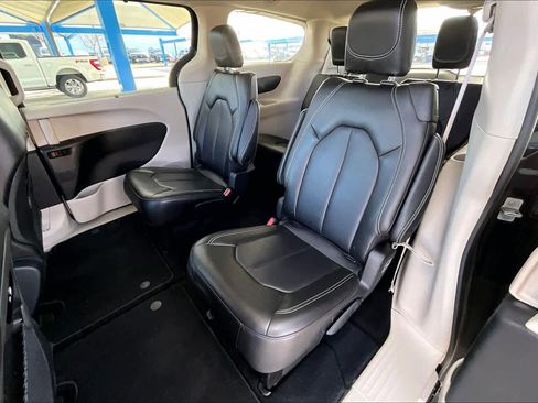 Used 2023 Chrysler Pacifica Touring-L image 20