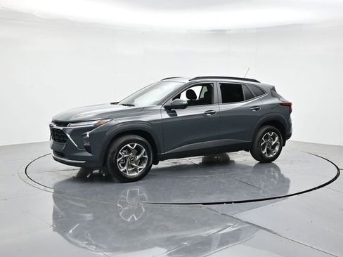 Used 2025 Chevrolet Trax LT w/ Driver Confidence Package FWD image 5