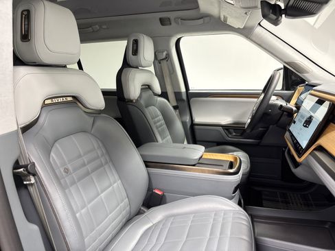 Used 2025 Rivian R1S Premium image 24