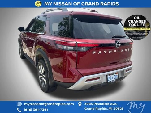 Used 2025 Nissan Pathfinder SL AWD/4WD image 5