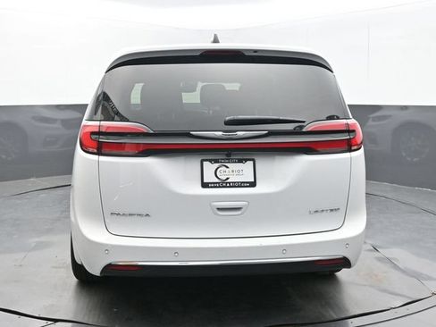 Used 2026 Chrysler Pacifica Limited FWD image 6