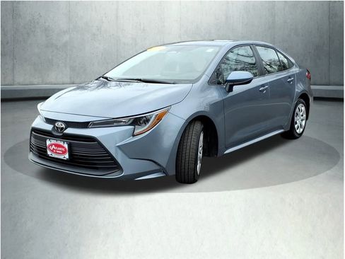 Used 2025 Toyota Corolla LE image 3