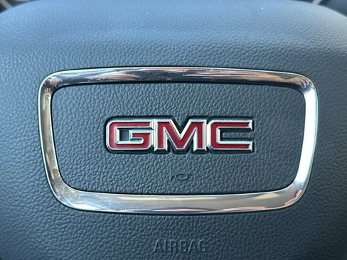 Used 2022 GMC Acadia SLE FWD image 31