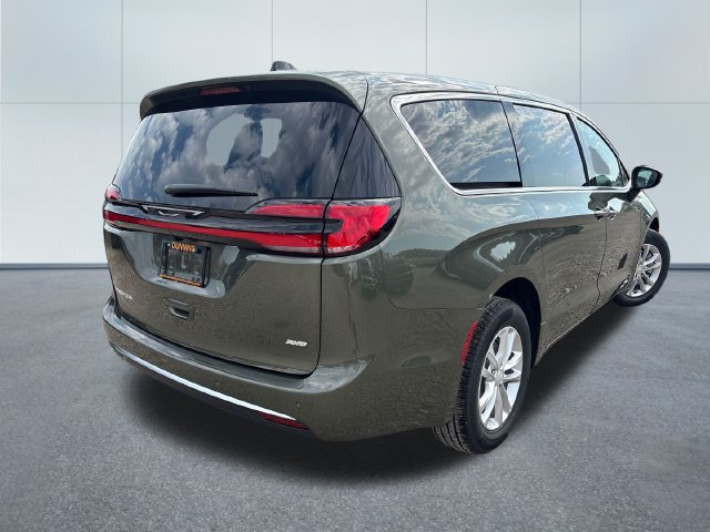 New 2027 Chrysler Pacifica Select AWD/4WD image 4