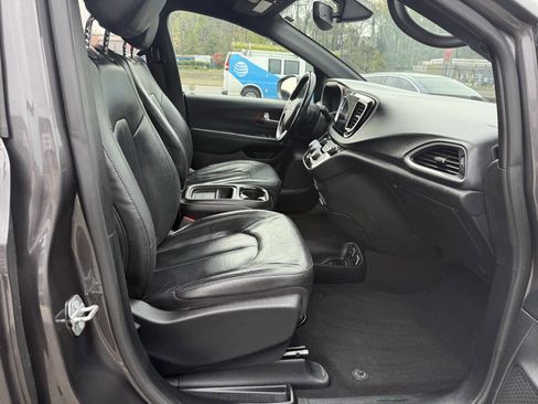 Used 2020 Chrysler Pacifica Touring-L image 18