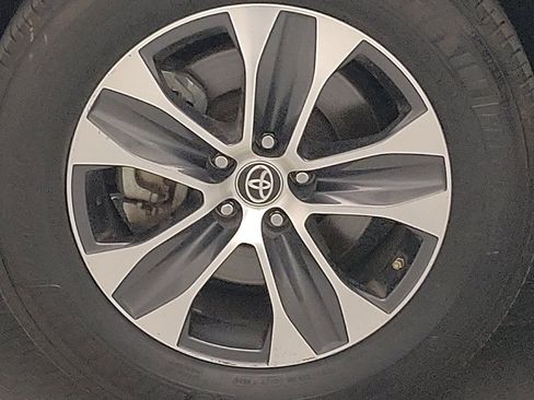 Used 2021 Toyota Highlander XLE image 31