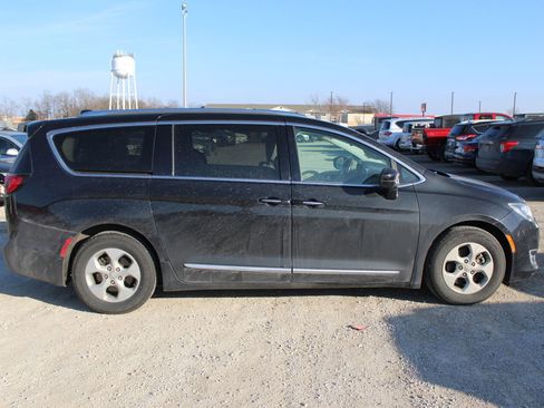 Used 2017 Chrysler Pacifica Touring-L Plus image 7