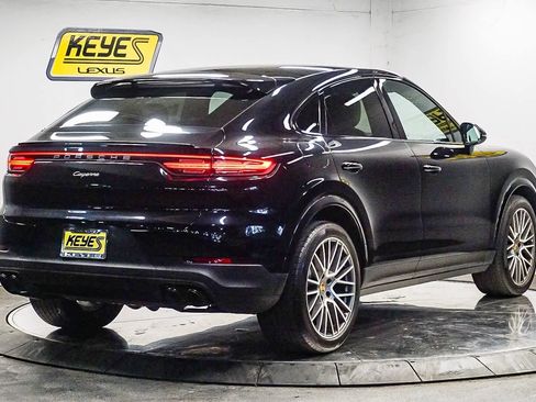 Used 2022 Porsche Cayenne Platinum Edition image 4