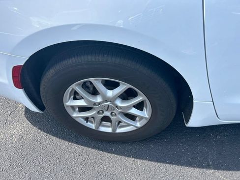 Used 2024 Chrysler Pacifica Touring-L FWD image 11