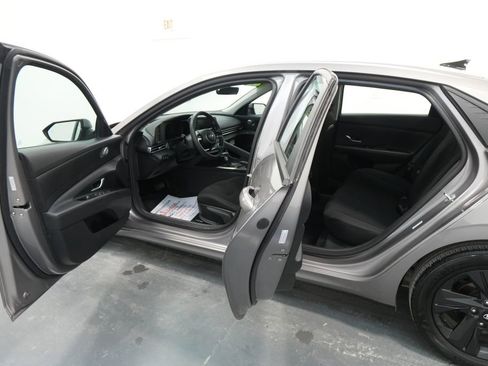 Used 2023 Hyundai Elantra SEL image 17