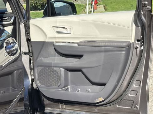 Used 2022 Toyota Sienna XLE w/ XLE Plus Package image 32