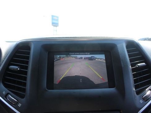 Used 2019 Jeep Cherokee Latitude w/ Popular Appearance Group image 32