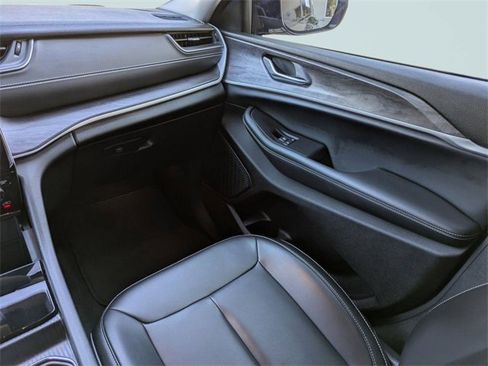 Used 2023 Jeep Grand Cherokee Limited image 18