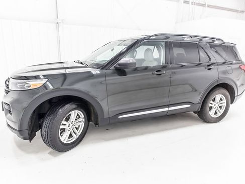 Used 2022 Ford Explorer XLT AWD/4WD image 3