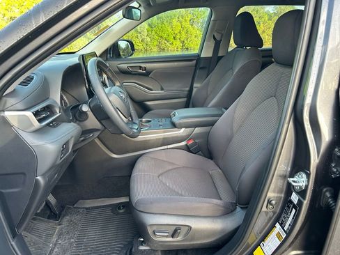 Used 2025 Toyota Highlander LE image 14